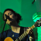 Yani Pearl - pevka, akustična kitara