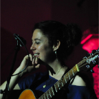Yani Pearl - pevka, vokal, akustična kitara